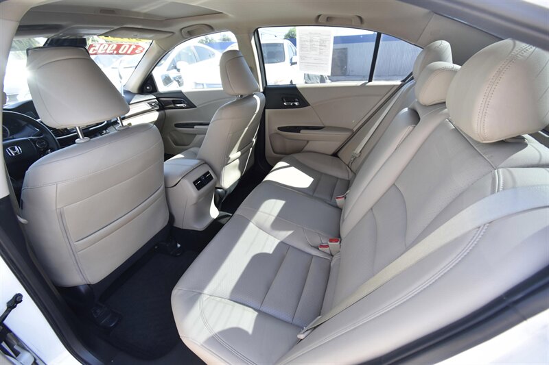 2017 Honda Accord Touring   - Photo 18 - Midway City, CA 92655