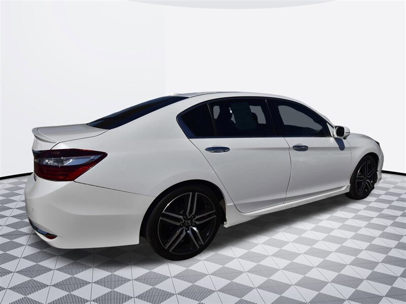 2017 Honda Accord Touring   - Photo 4 - Midway City, CA 92655