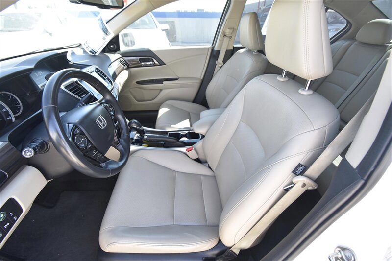 2017 Honda Accord Touring   - Photo 16 - Midway City, CA 92655