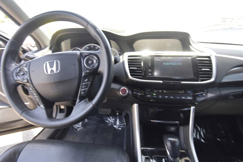 2017 Honda Accord Touring   - Photo 7 - Midway City, CA 92655
