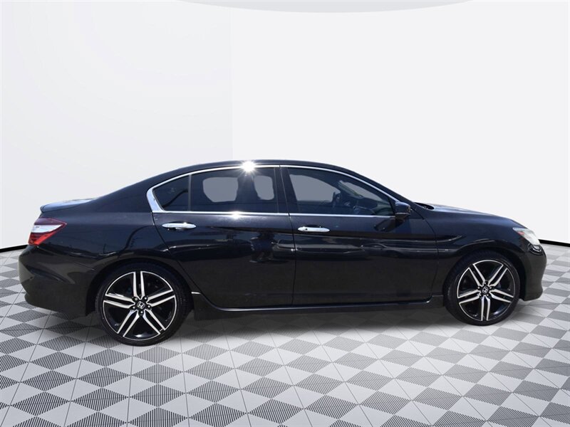 2017 Honda Accord Touring   - Photo 4 - Midway City, CA 92655