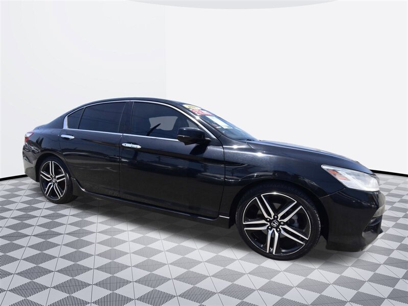 2017 Honda Accord Touring   - Photo 5 - Midway City, CA 92655