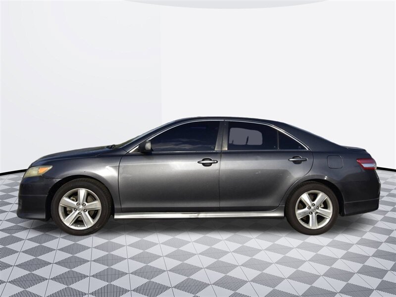 2011 Toyota Camry SE   - Photo 2 - Midway City, CA 92655