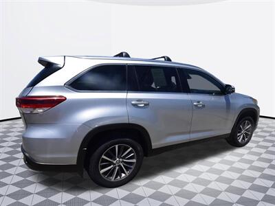 2019 Toyota Highlander XLE - Photo 4 - Midway City, CA 92655