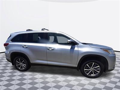 2019 Toyota Highlander XLE - Photo 6 - Midway City, CA 92655