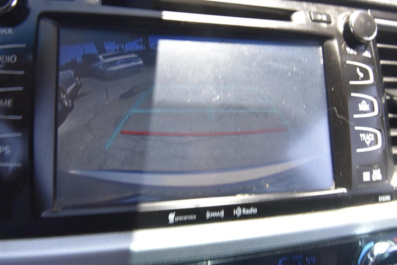 2019 Toyota Highlander XLE - Photo 8 - Midway City, CA 92655