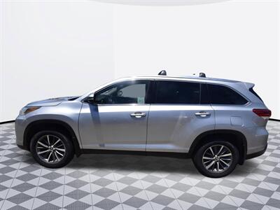 2019 Toyota Highlander XLE - Photo 2 - Midway City, CA 92655