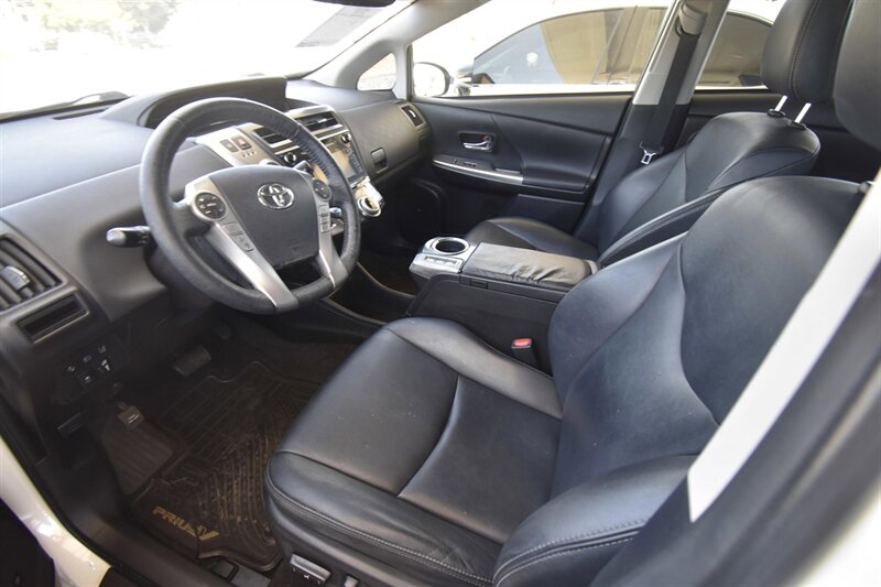 2016 Toyota Prius v Five  