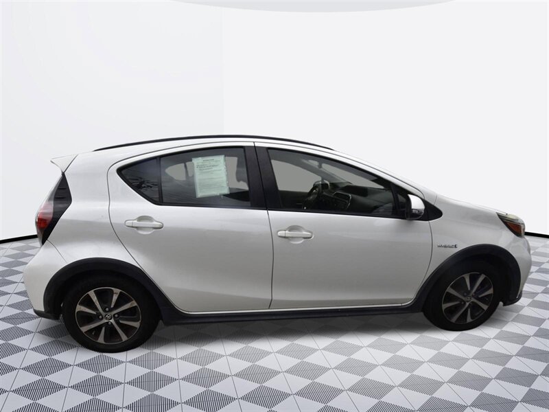 2019 Toyota Prius c Technology - Photo 5 - Midway City, CA 92655
