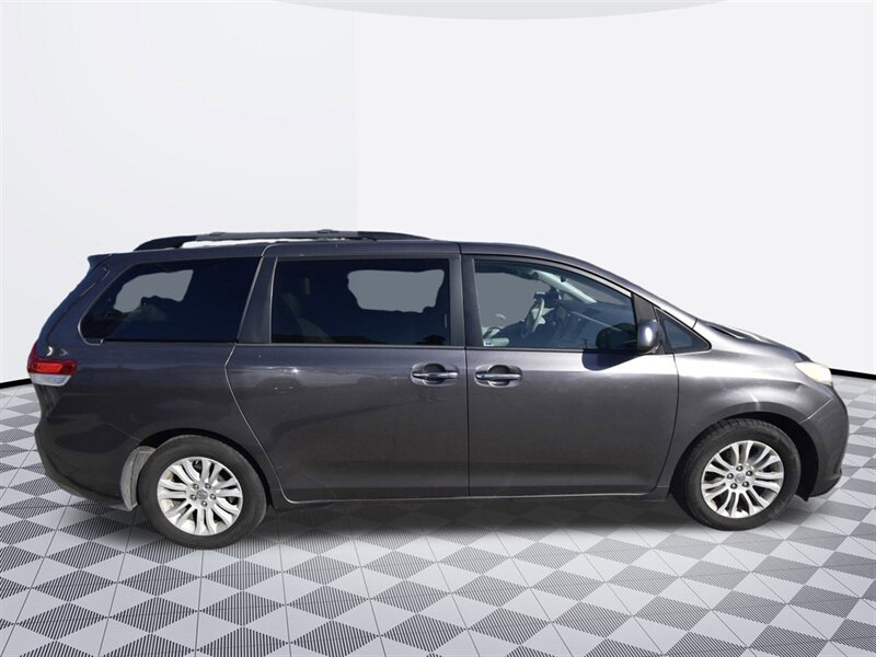 2012 Toyota Sienna XLE 7-Passenger Auto Acce - Photo 5 - Midway City, CA 92655