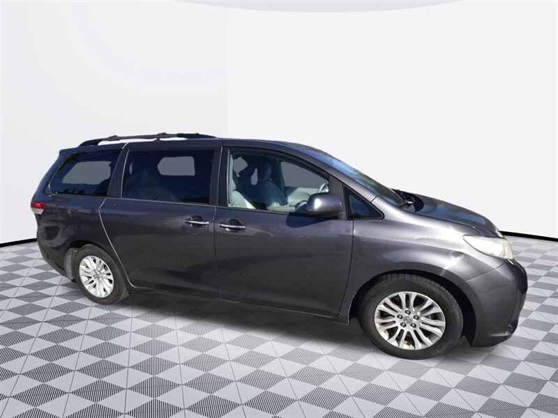 2012 Toyota Sienna XLE 7-Passenger Auto Acce - Photo 6 - Midway City, CA 92655