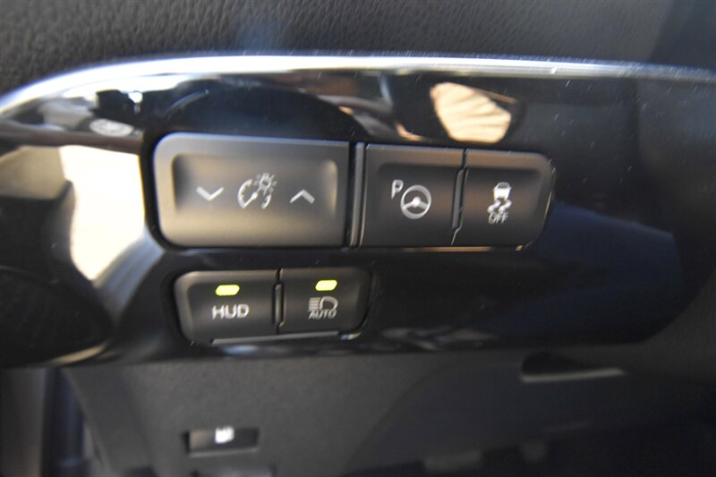 2019 Toyota Prius Limited   - Photo 20 - Midway City, CA 92655