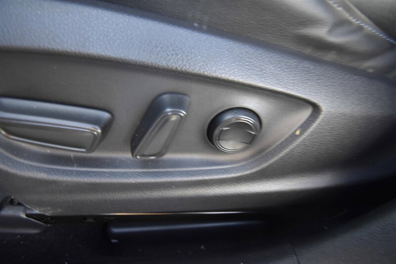 2019 Toyota Prius Limited   - Photo 14 - Midway City, CA 92655