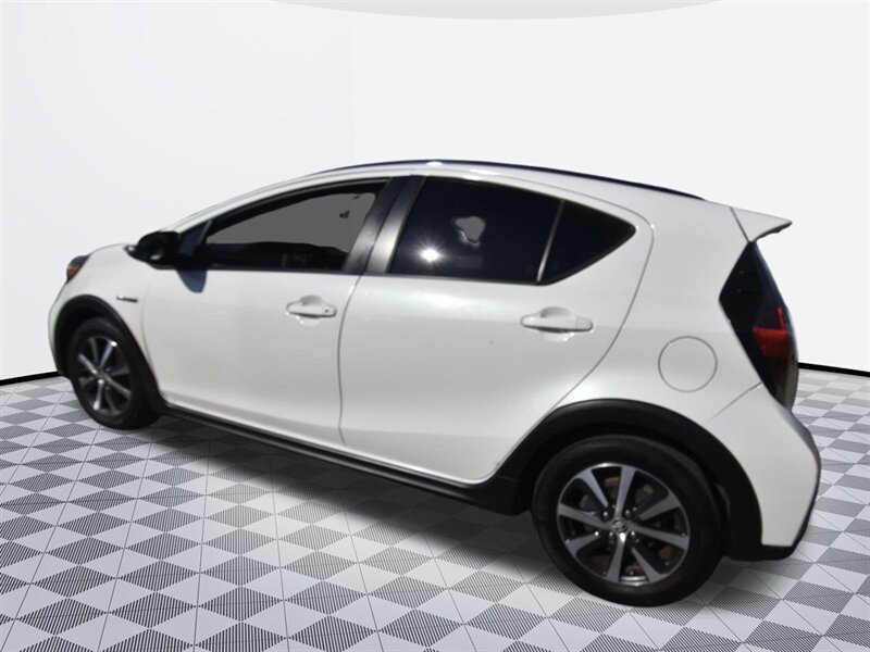 2018 Toyota Prius c   - Photo 3 - Midway City, CA 92655