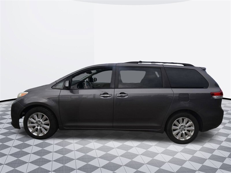2012 Toyota Sienna Limited 7-Passenger   - Photo 2 - Midway City, CA 92655