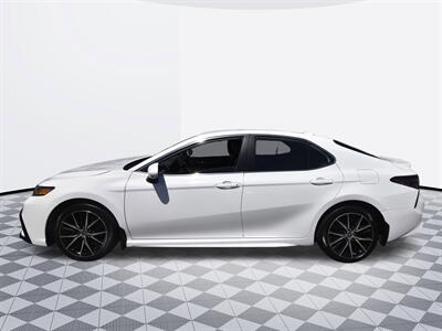 2024 Toyota Camry SE   - Photo 2 - Midway City, CA 92655