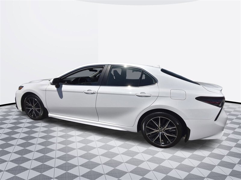 2024 Toyota Camry SE   - Photo 3 - Midway City, CA 92655