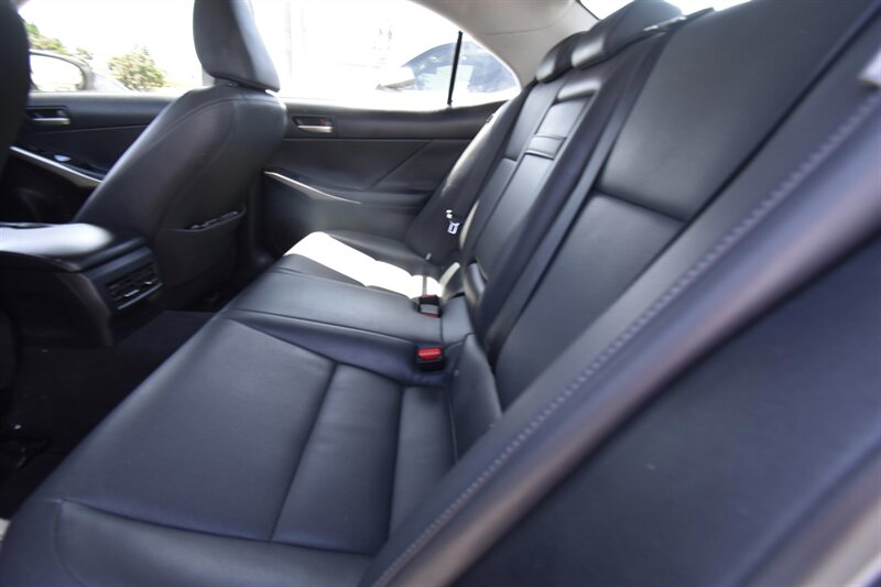 2019 Lexus IS 300   - Photo 11 - Midway City, CA 92655