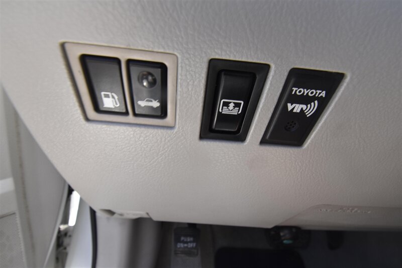 2011 Toyota Avalon Limited   - Photo 15 - Midway City, CA 92655