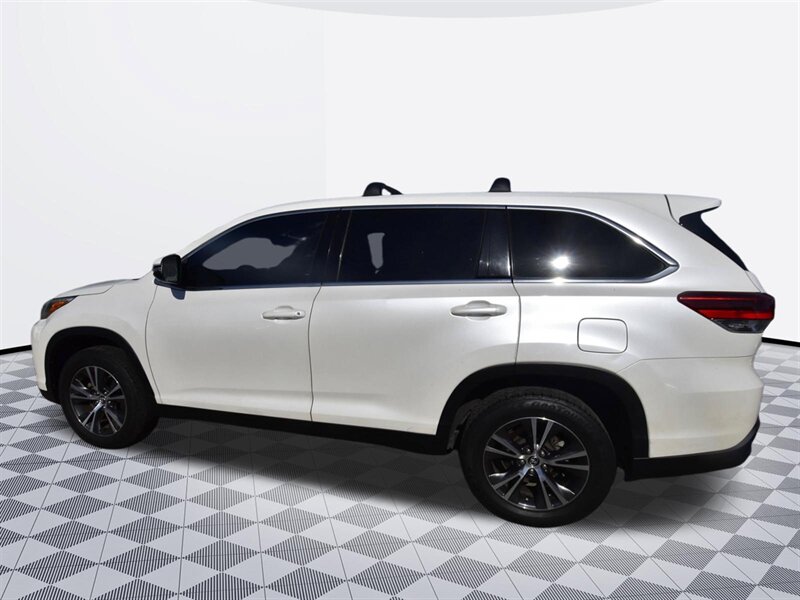 2019 Toyota Highlander LE - Photo 6 - Midway City, CA 92655