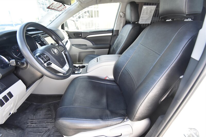 2019 Toyota Highlander LE - Photo 2 - Midway City, CA 92655