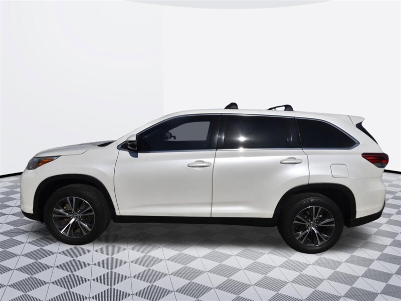 2019 Toyota Highlander LE - Photo 4 - Midway City, CA 92655