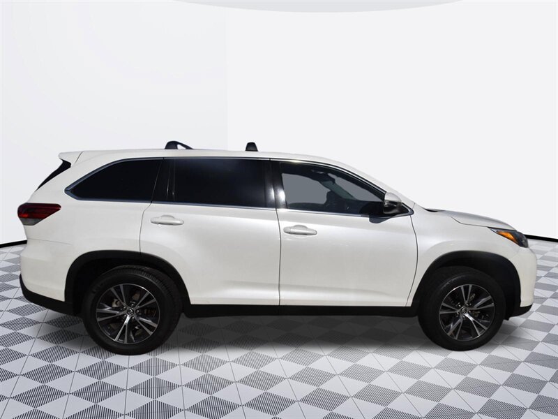 2019 Toyota Highlander LE - Photo 5 - Midway City, CA 92655