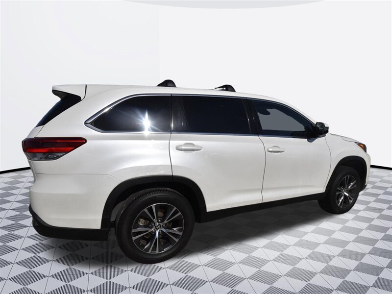 2019 Toyota Highlander LE - Photo 7 - Midway City, CA 92655