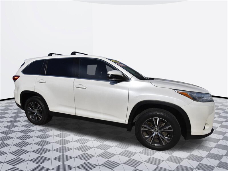 2019 Toyota Highlander LE - Photo 3 - Midway City, CA 92655