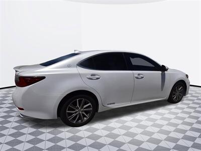 2016 Lexus ES 300h Hybrid - Photo 4 - Midway City, CA 92655