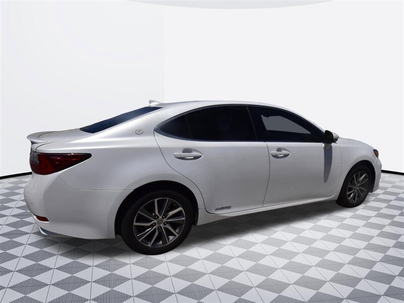 2016 Lexus ES 300h Hybrid - Photo 4 - Midway City, CA 92655