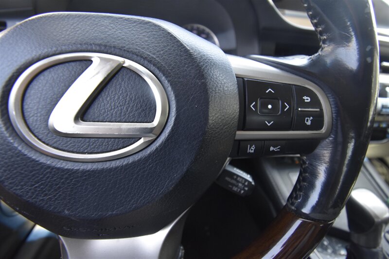 2016 Lexus ES 300h Hybrid - Photo 19 - Midway City, CA 92655