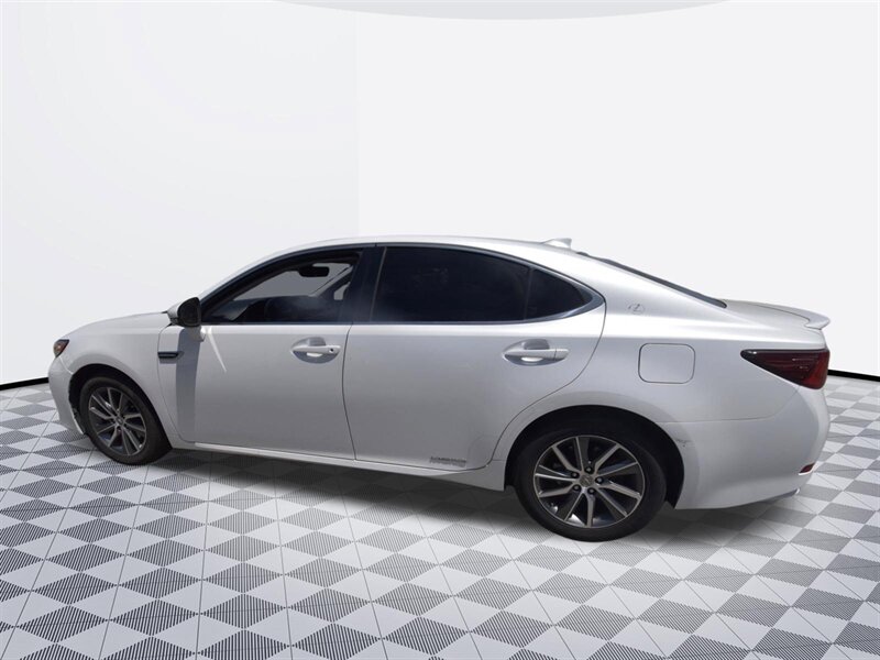 2016 Lexus ES 300h Hybrid - Photo 3 - Midway City, CA 92655