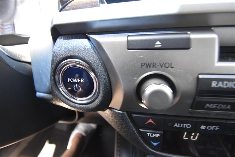 2016 Lexus ES 300h Hybrid - Photo 14 - Midway City, CA 92655