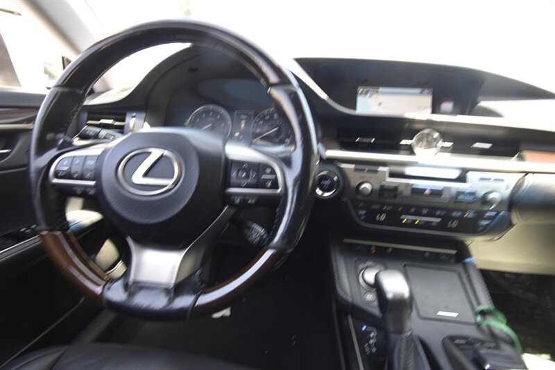 2016 Lexus ES 300h Hybrid - Photo 9 - Midway City, CA 92655