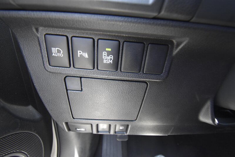 2016 Lexus ES 300h Hybrid - Photo 17 - Midway City, CA 92655