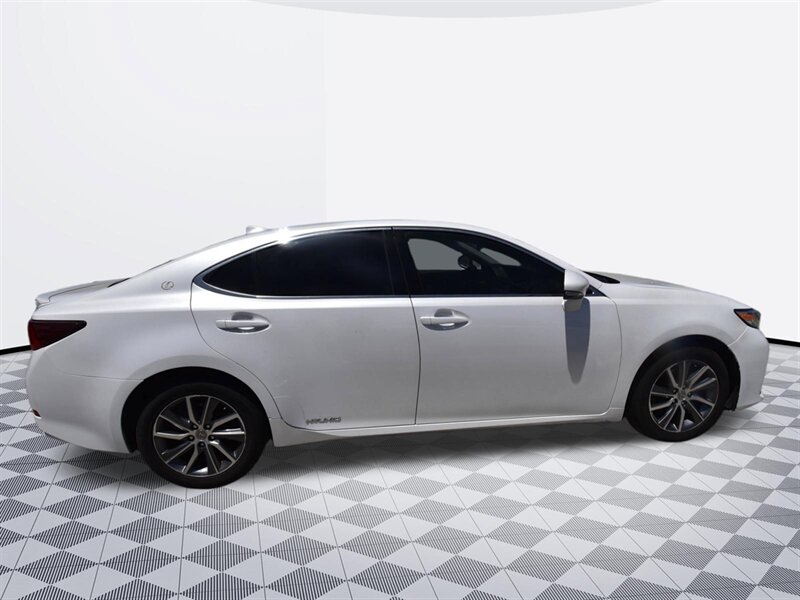 2016 Lexus ES 300h Hybrid - Photo 5 - Midway City, CA 92655