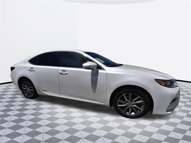 2016 Lexus ES 300h Hybrid - Photo 6 - Midway City, CA 92655