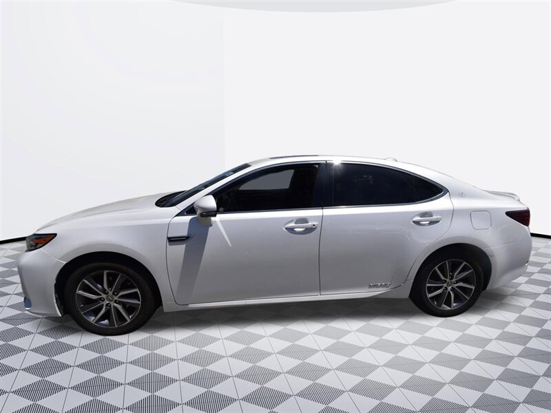 2016 Lexus ES 300h Hybrid - Photo 2 - Midway City, CA 92655