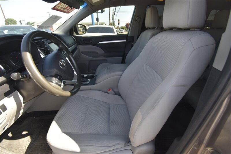 2019 Toyota Highlander LE - Photo 7 - Midway City, CA 92655