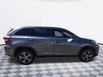 2019 Toyota Highlander LE - Photo 5 - Midway City, CA 92655