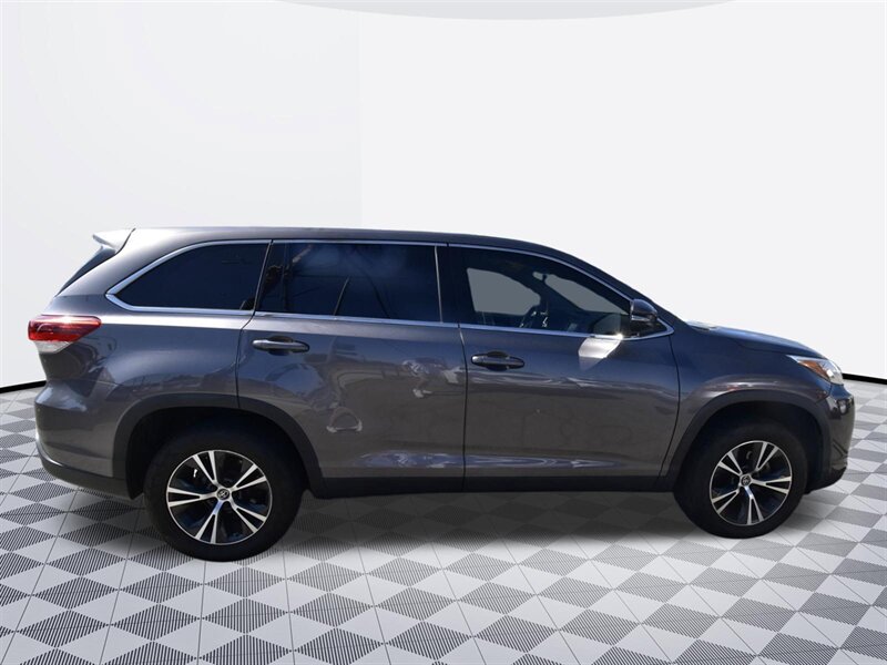 2019 Toyota Highlander LE - Photo 5 - Midway City, CA 92655