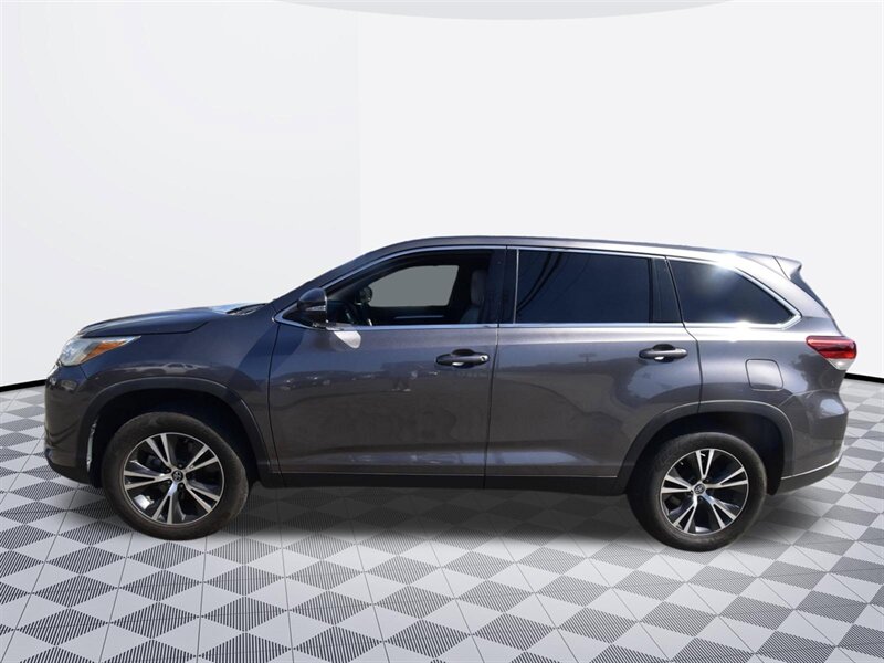 2019 Toyota Highlander LE - Photo 2 - Midway City, CA 92655