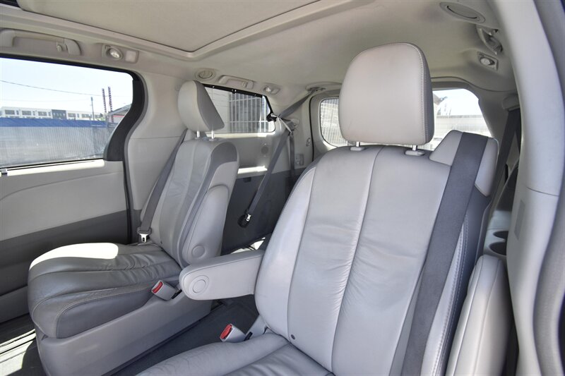 2011 Toyota Sienna XLE 8-Passenger - Photo 7 - Midway City, CA 92655