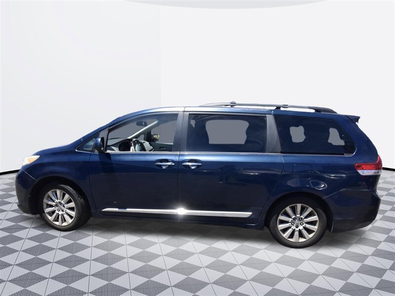 2011 Toyota Sienna XLE 8-Passenger - Photo 3 - Midway City, CA 92655