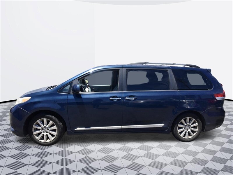 2011 Toyota Sienna XLE 8-Passenger - Photo 2 - Midway City, CA 92655