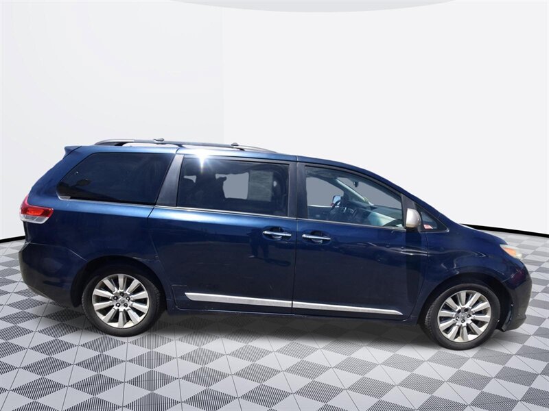 2011 Toyota Sienna XLE 8-Passenger - Photo 4 - Midway City, CA 92655