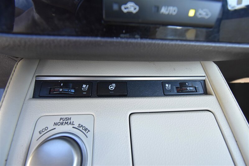 2016 Lexus ES 300h Hybrid   - Photo 12 - Midway City, CA 92655