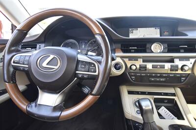 2016 Lexus ES 300h Hybrid   - Photo 8 - Midway City, CA 92655
