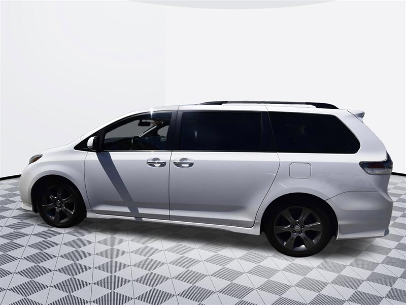2015 Toyota Sienna SE Premium 8-Passenger   - Photo 3 - Midway City, CA 92655